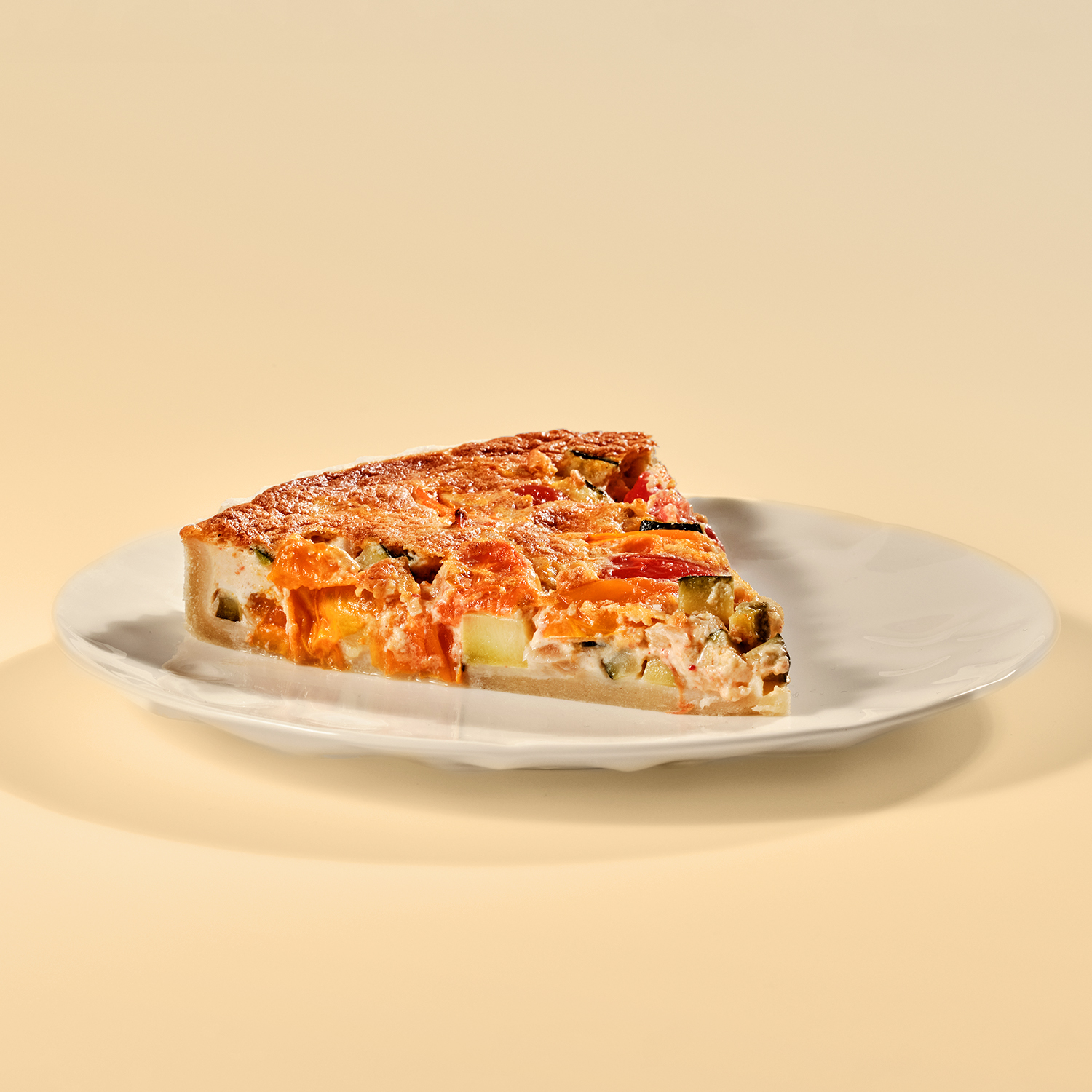 Tarta z łososiem, cukinią i pomidorkami